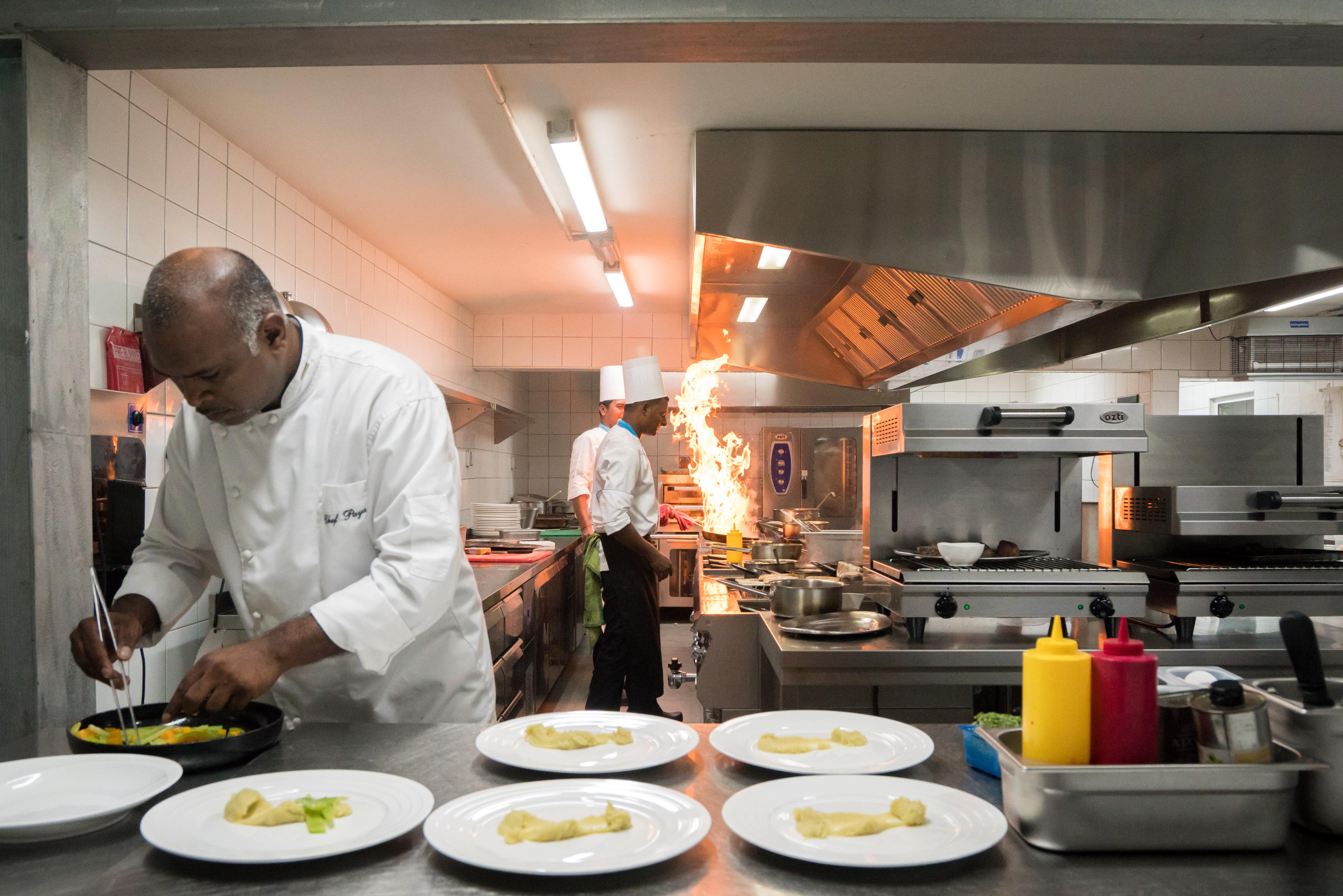 Seasense Boutique Hotel & Spa (Adults Only) Belle Mare Esterno foto A chef preparing food