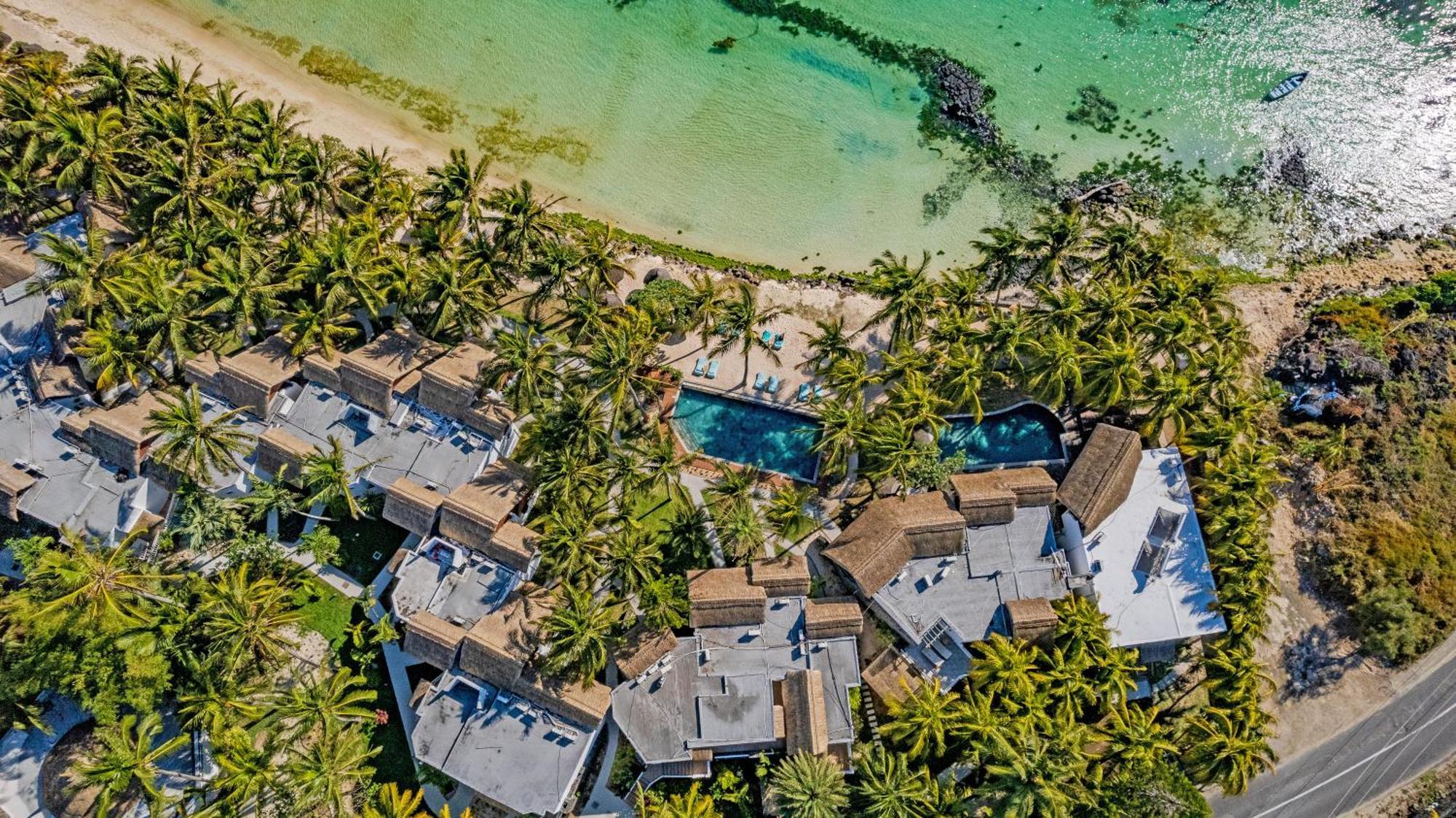 Seasense Boutique Hotel & Spa (Adults Only) Belle Mare Esterno foto Aerial view of the resort