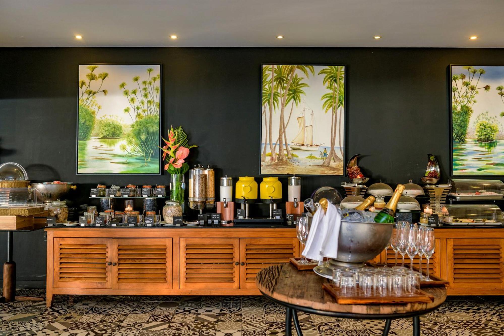 Seasense Boutique Hotel & Spa (Adults Only) Belle Mare Esterno foto A buffet at a hotel