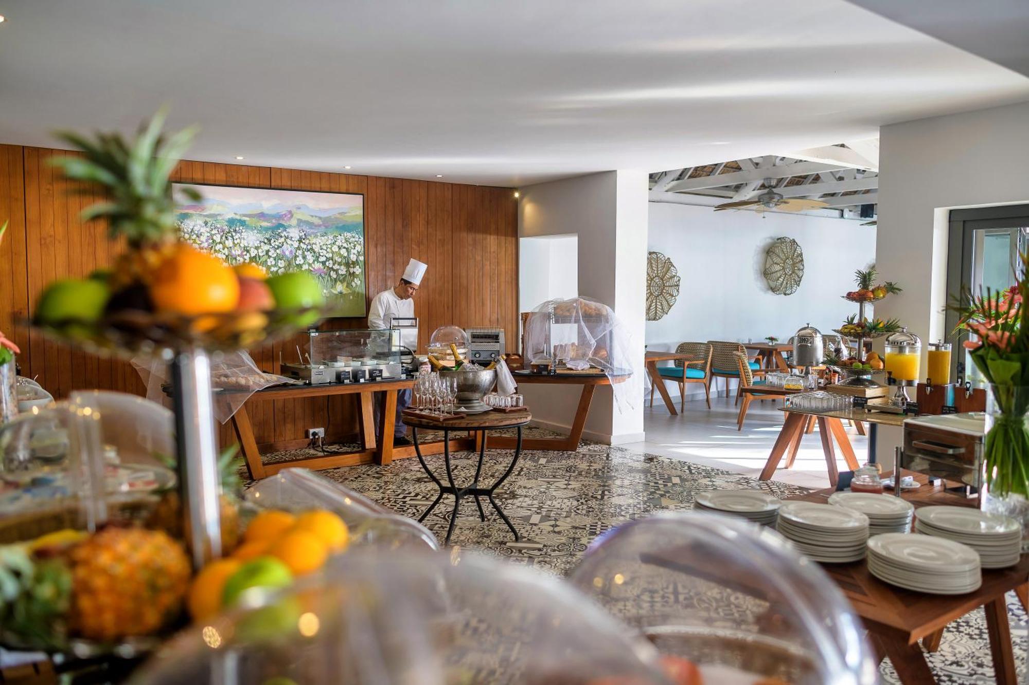 Seasense Boutique Hotel & Spa (Adults Only) Belle Mare Esterno foto The restaurant at the hotel