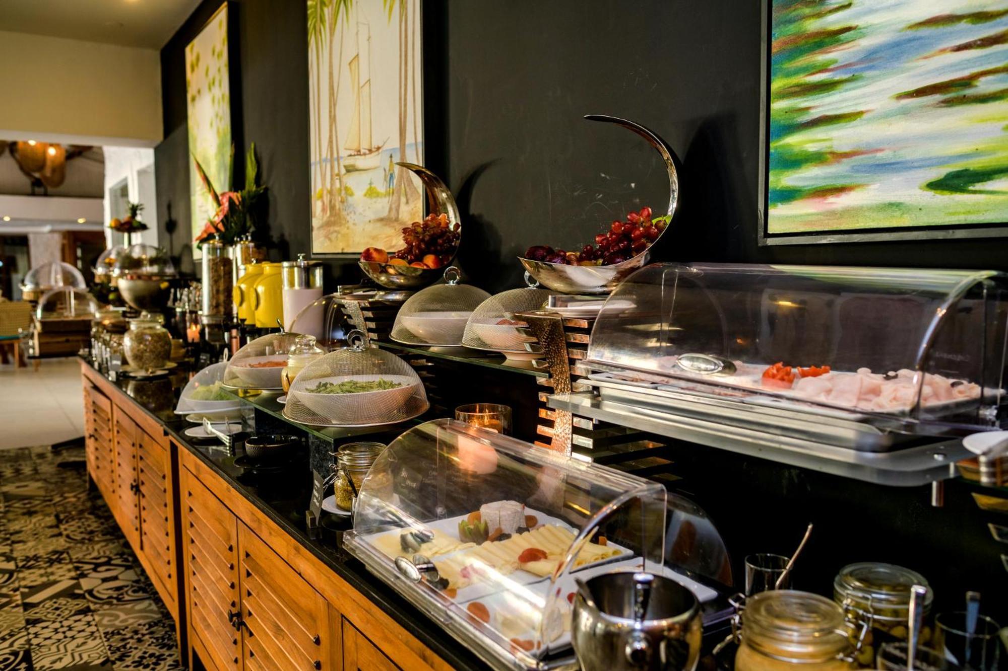 Seasense Boutique Hotel & Spa (Adults Only) Belle Mare Esterno foto A buffet at a hotel