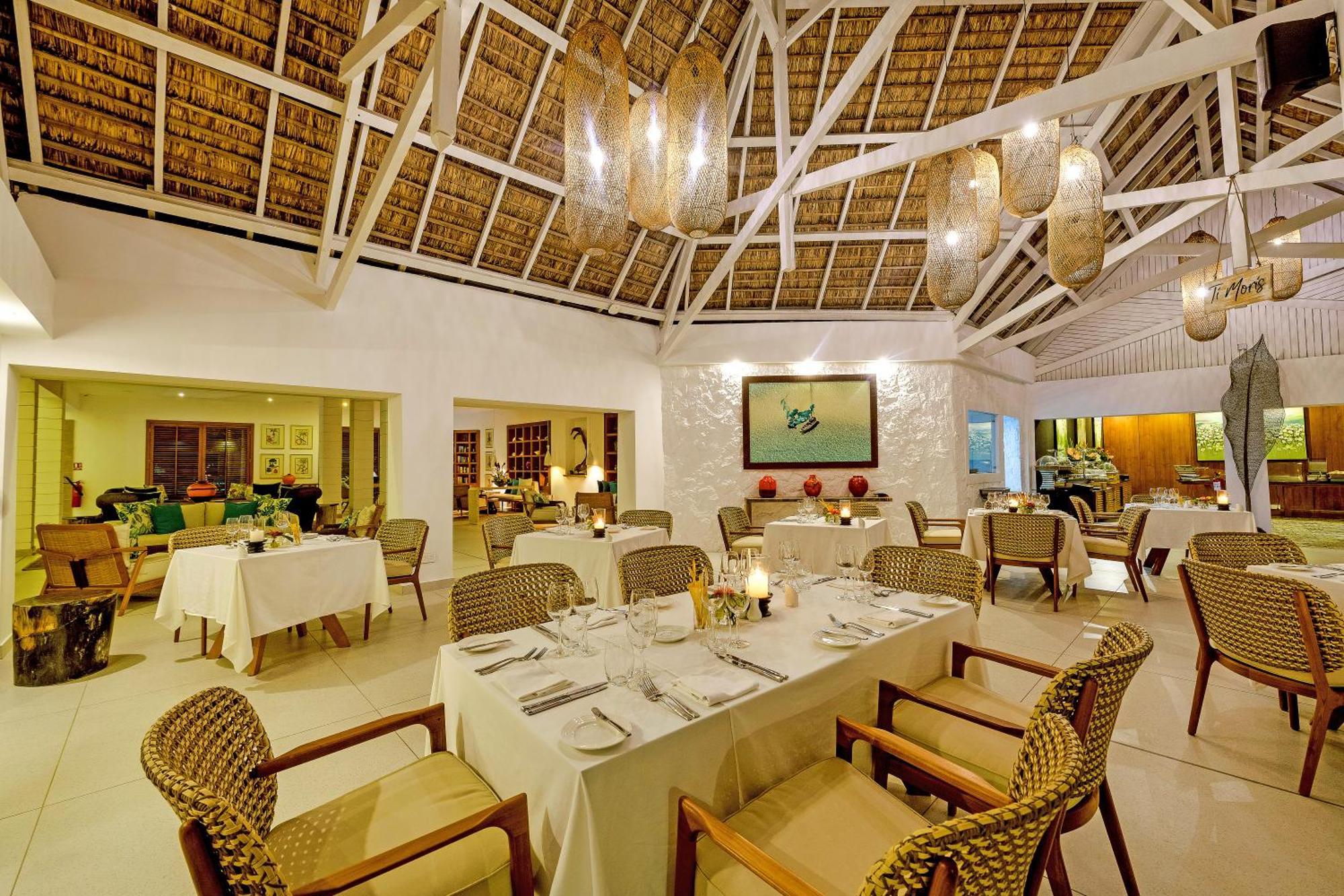 Seasense Boutique Hotel & Spa (Adults Only) Belle Mare Esterno foto The restaurant at the resort