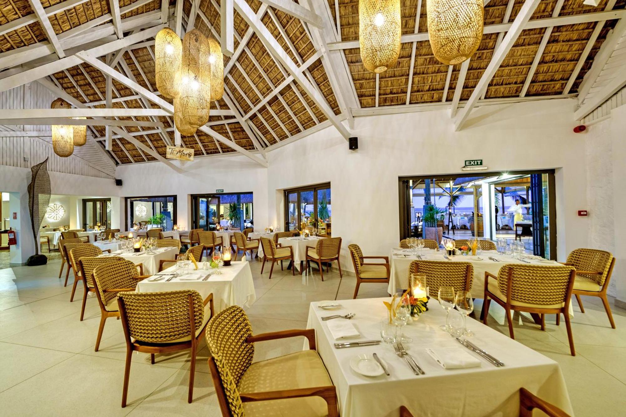 Seasense Boutique Hotel & Spa (Adults Only) Belle Mare Esterno foto The restaurant at the resort