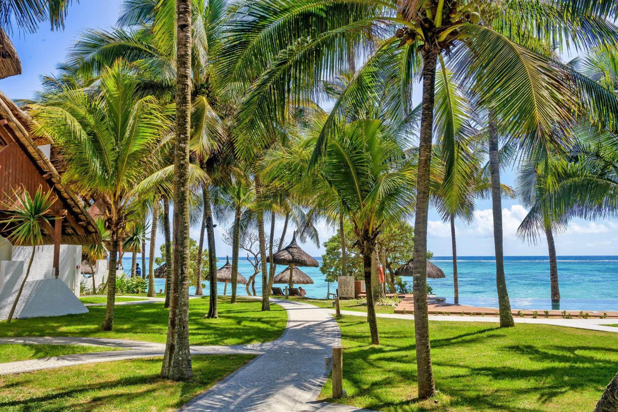 Seasense Boutique Hotel & Spa (Adults Only) Belle Mare Esterno foto The beach at the resort