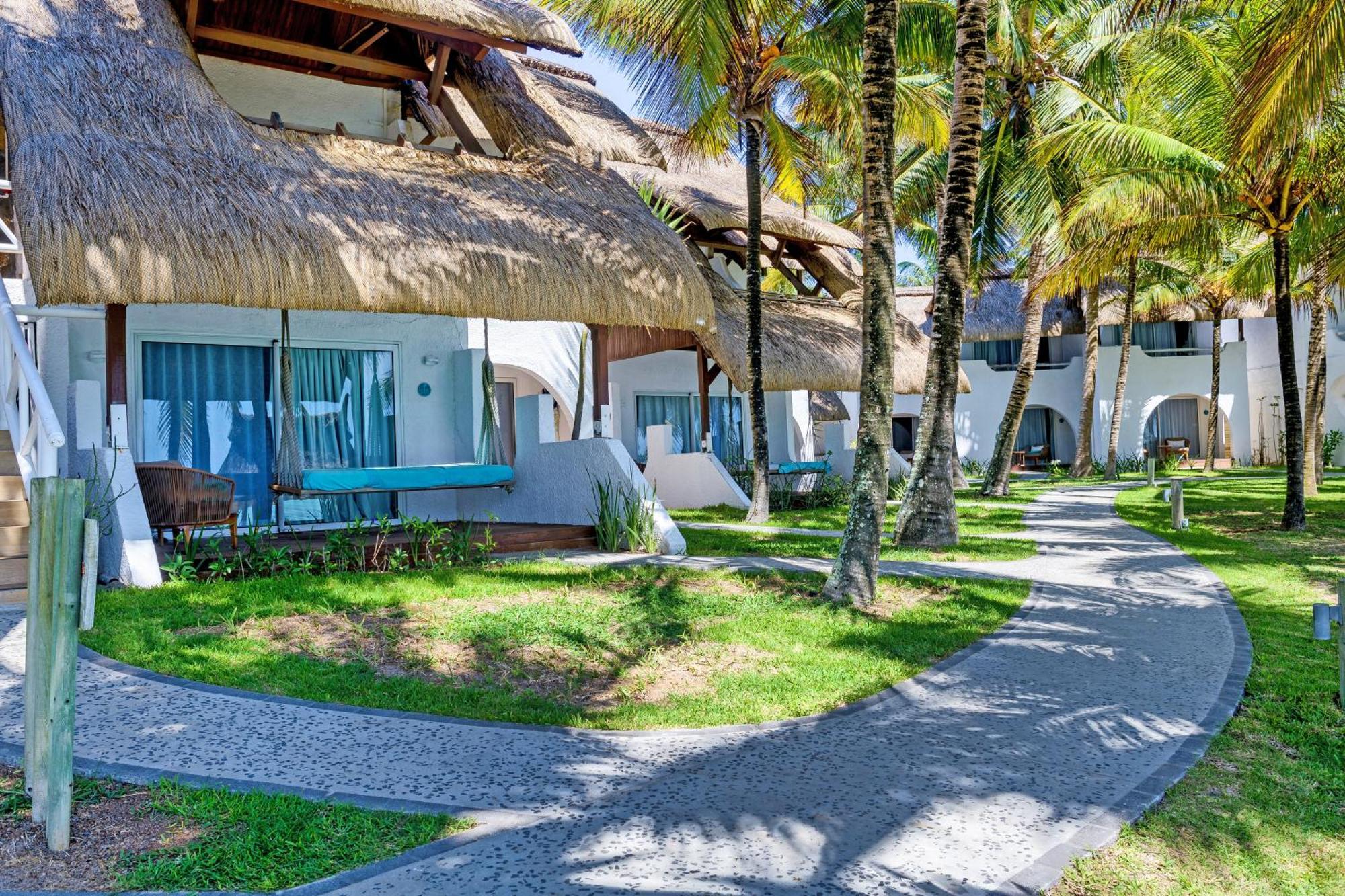 Seasense Boutique Hotel & Spa (Adults Only) Belle Mare Esterno foto The resort's bungalows