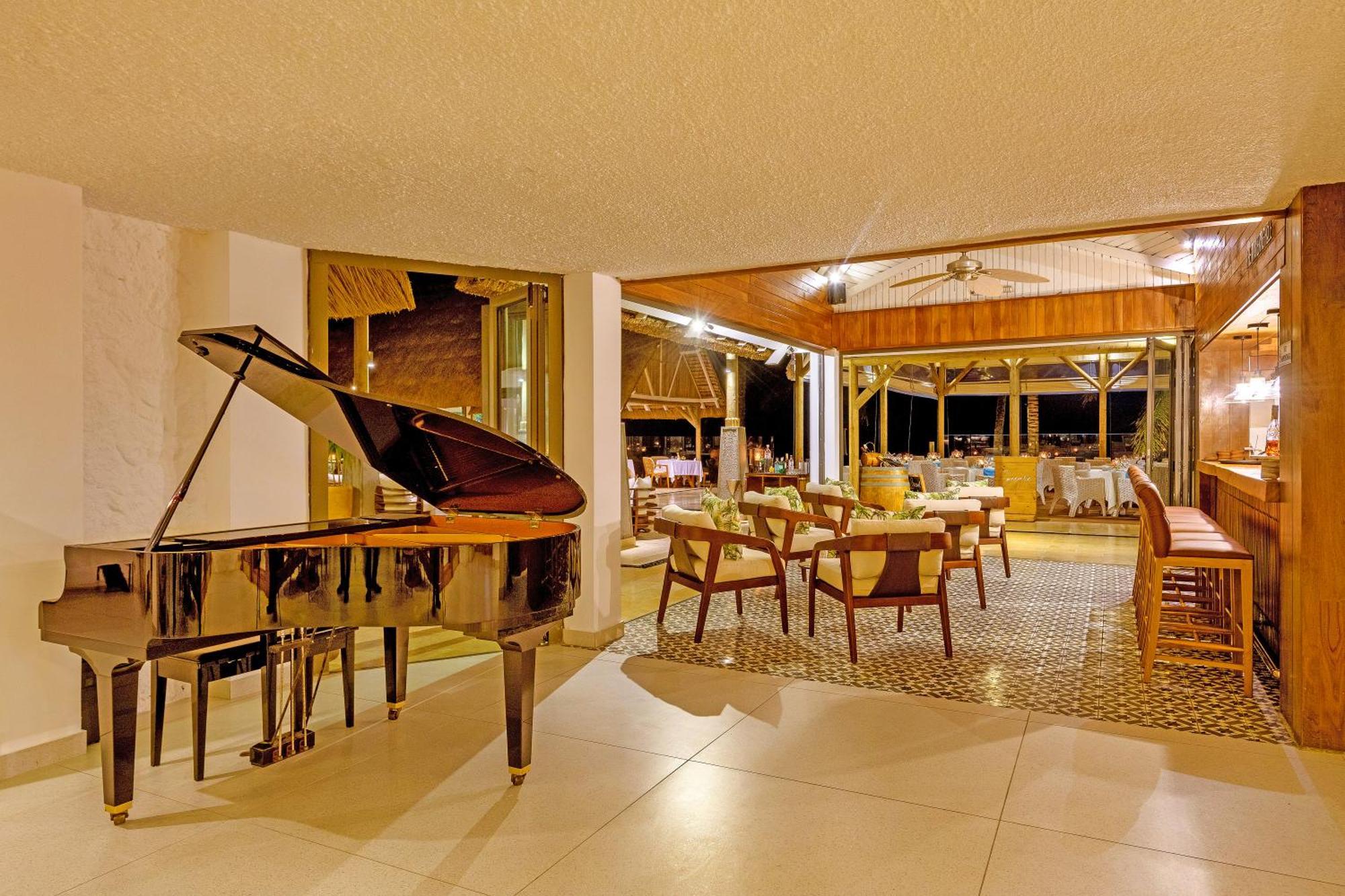 Seasense Boutique Hotel & Spa (Adults Only) Belle Mare Esterno foto The restaurant at the hotel