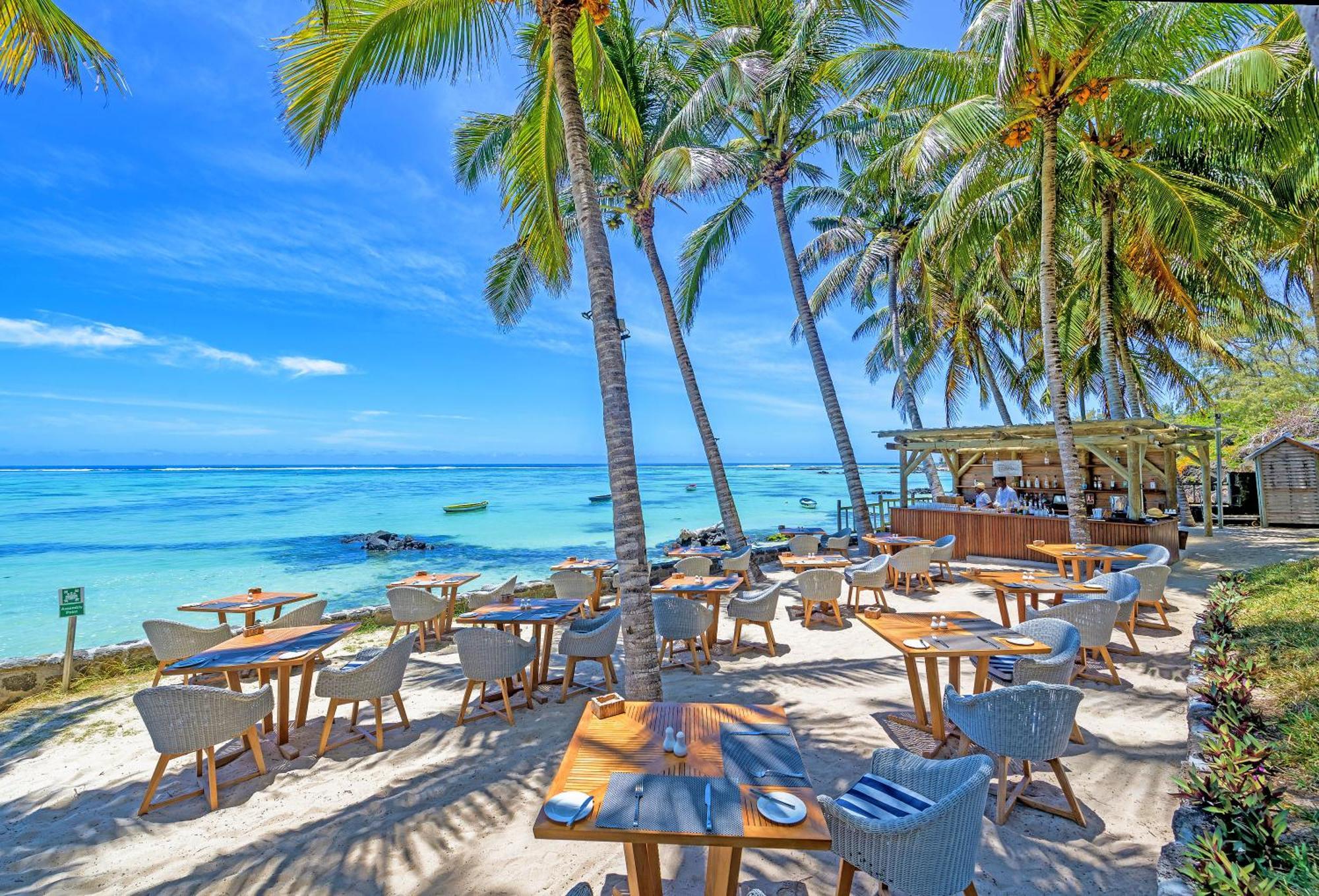Seasense Boutique Hotel & Spa (Adults Only) Belle Mare Esterno foto Beachfront restaurant at the resort