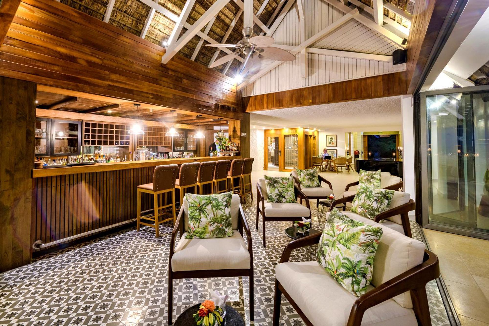 Seasense Boutique Hotel & Spa (Adults Only) Belle Mare Esterno foto The bar at the resort