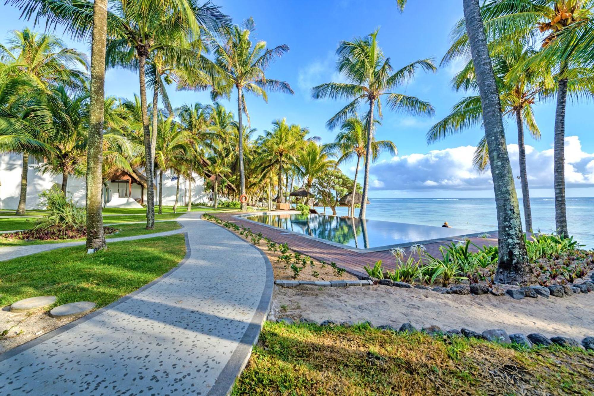 Seasense Boutique Hotel & Spa (Adults Only) Belle Mare Esterno foto View of the beach at the Sheraton Resort