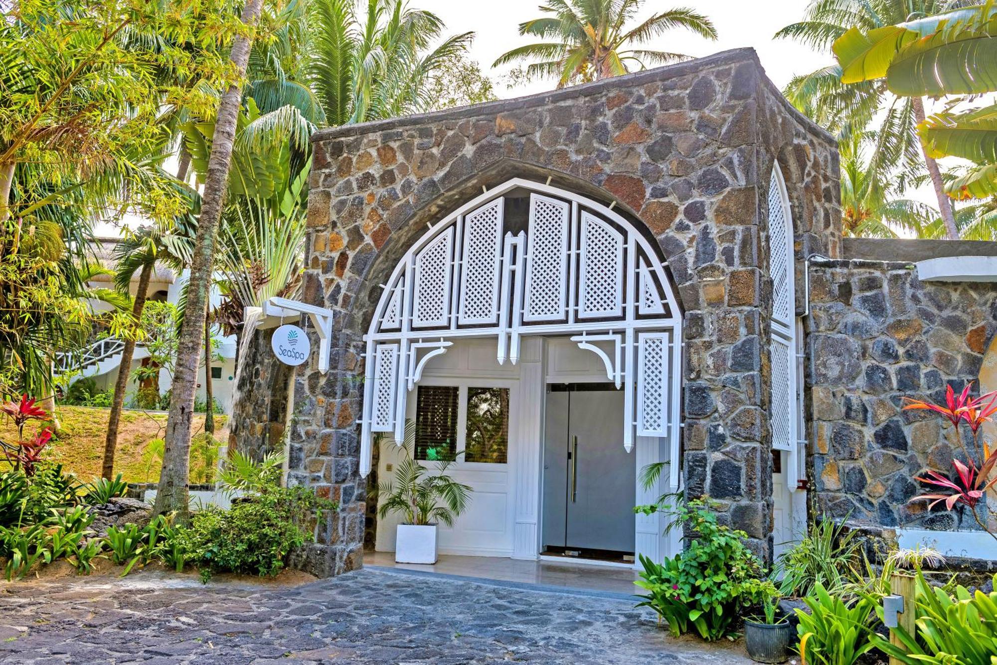 Seasense Boutique Hotel & Spa (Adults Only) Belle Mare Esterno foto The entrance of the mosque