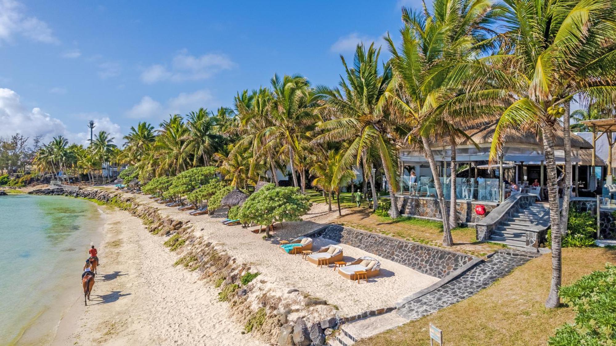 Seasense Boutique Hotel & Spa (Adults Only) Belle Mare Esterno foto Beachfront villas at the Sheraton Resort