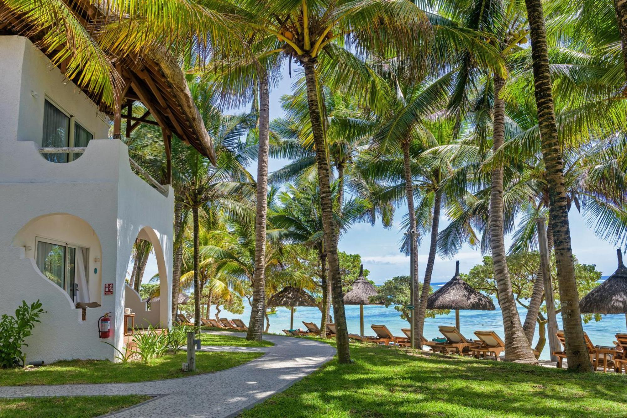 Seasense Boutique Hotel & Spa (Adults Only) Belle Mare Esterno foto The resort's beachfront