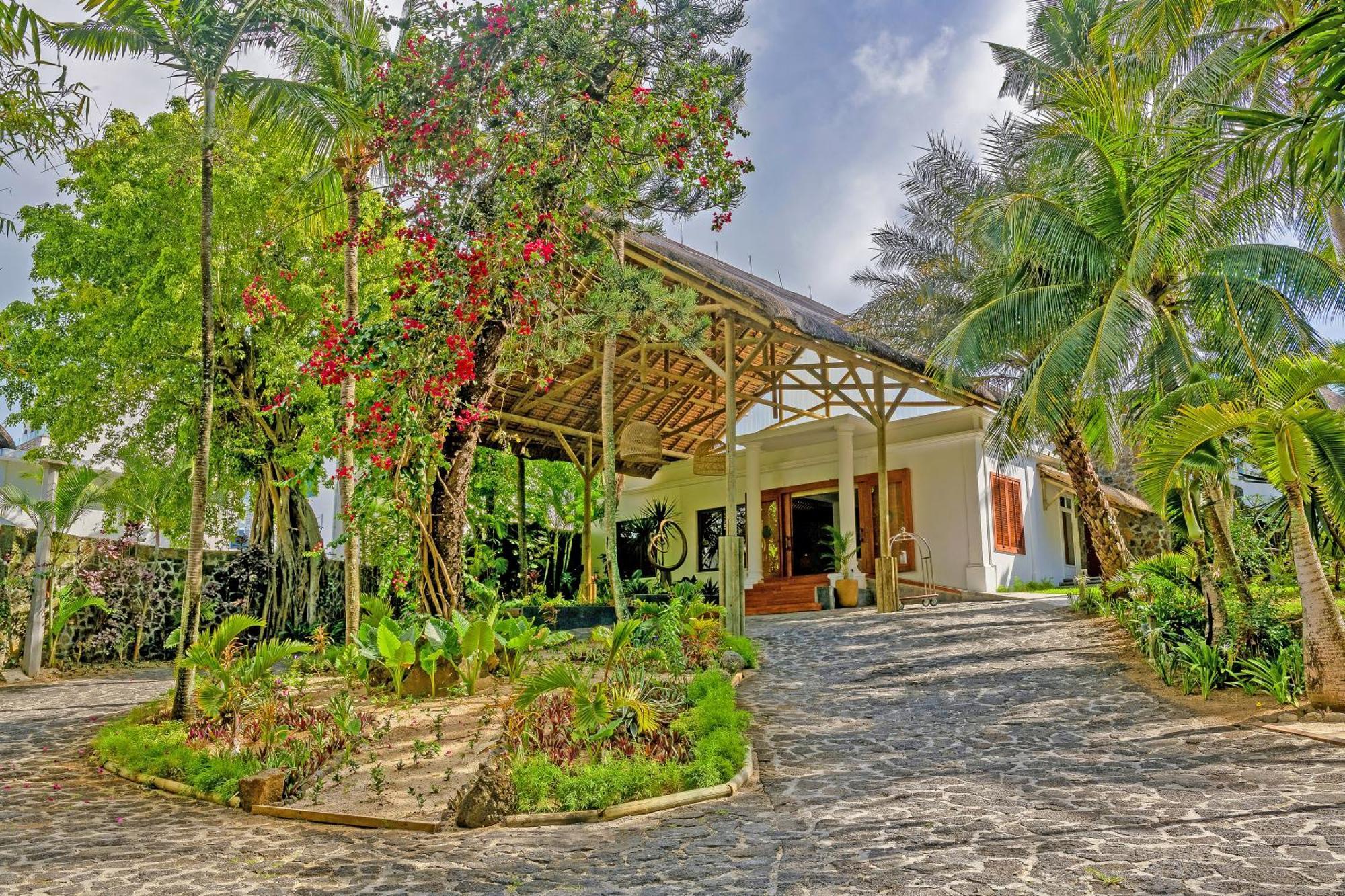 Seasense Boutique Hotel & Spa (Adults Only) Belle Mare Esterno foto The entrance of the hotel