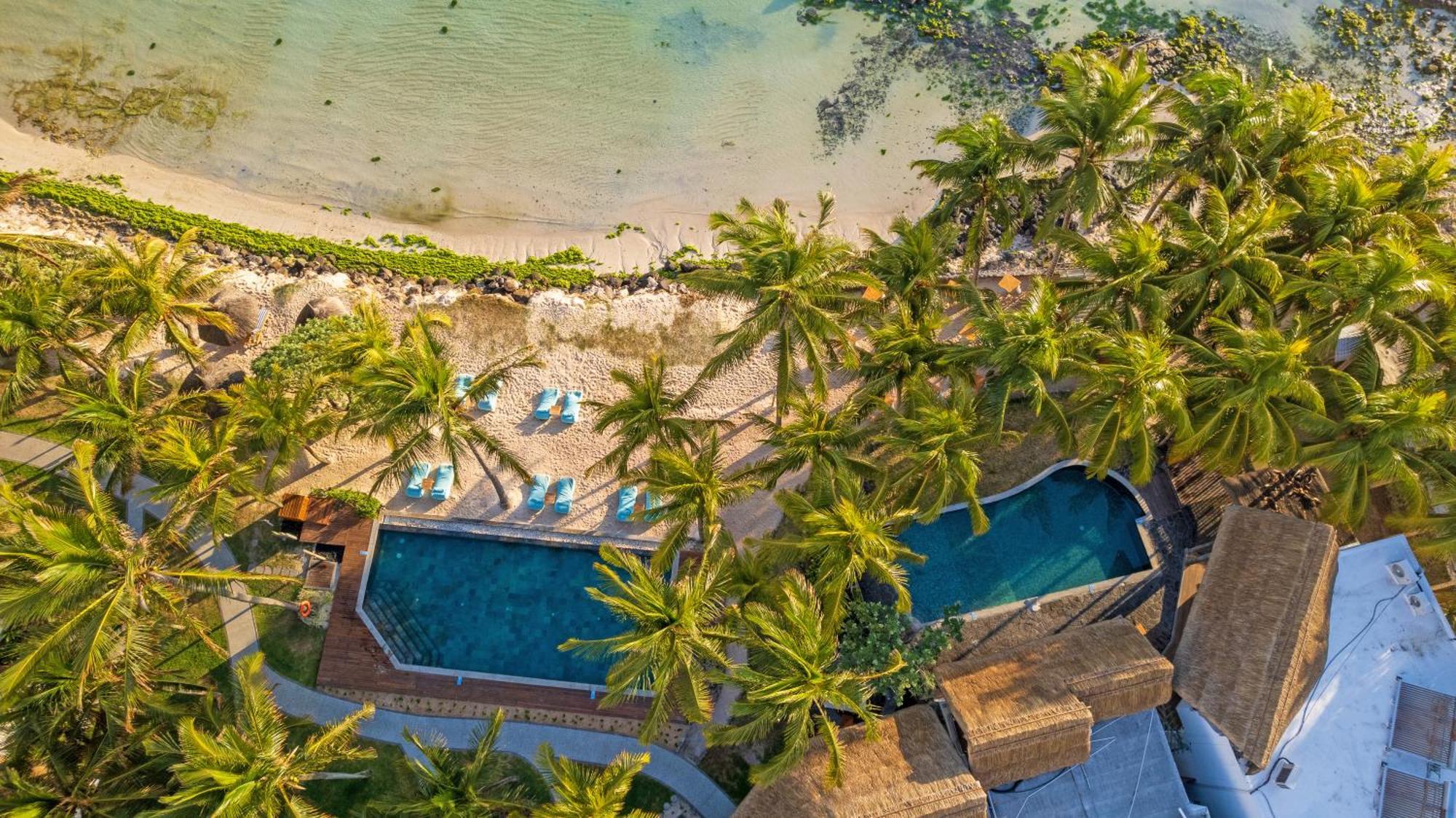 Seasense Boutique Hotel & Spa (Adults Only) Belle Mare Esterno foto Aerial view of the resort