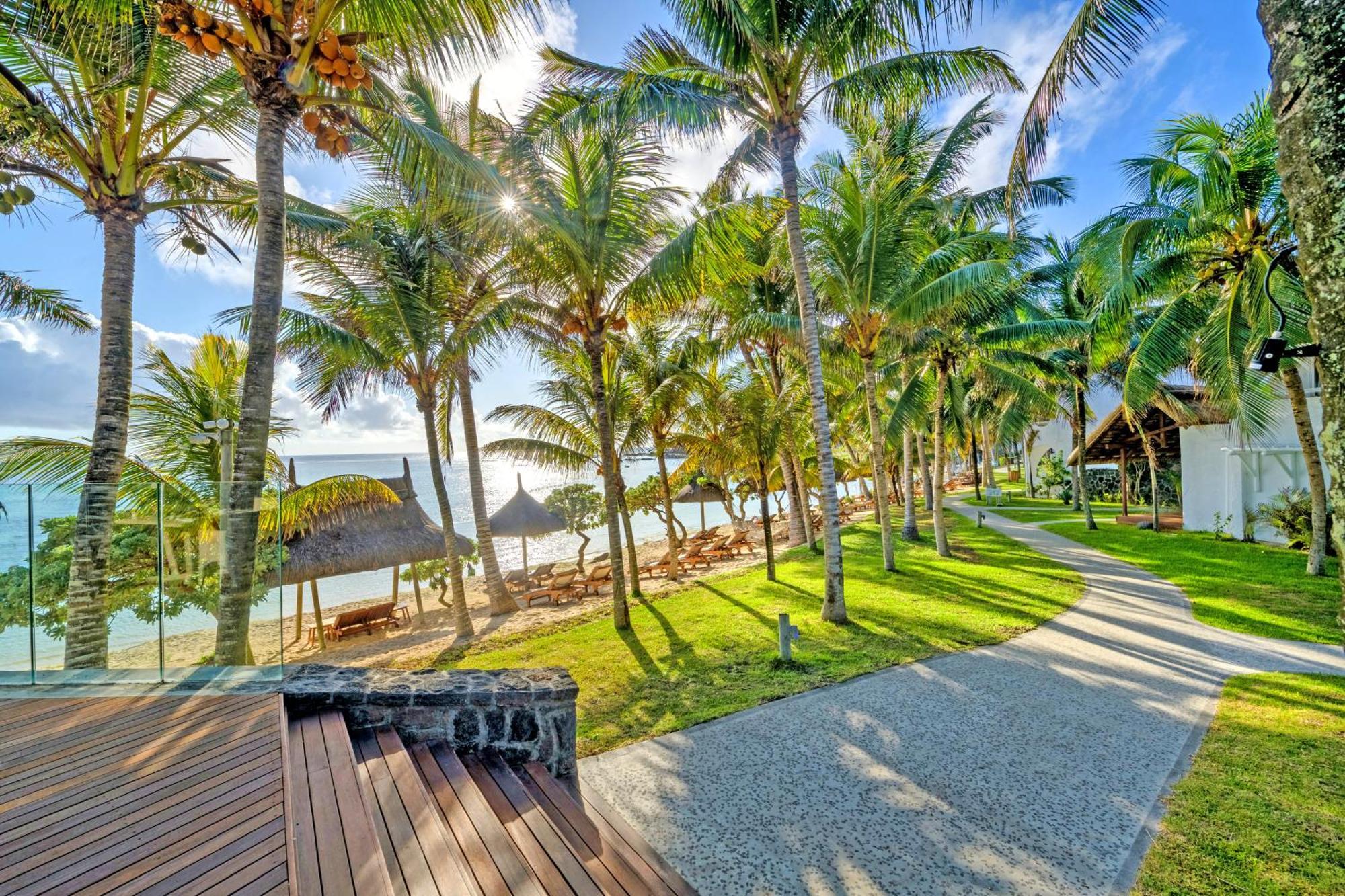 Seasense Boutique Hotel & Spa (Adults Only) Belle Mare Esterno foto View of the beach at the resort